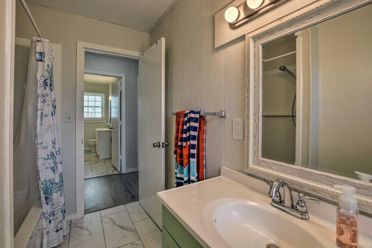 Oak Island Beach Abode With Deck Walk To Shore! 外观 照片