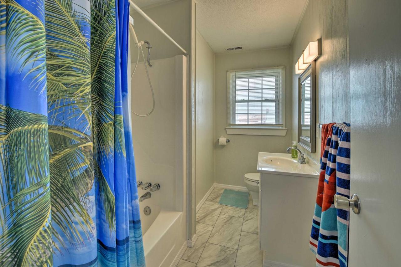 Oak Island Beach Abode With Deck Walk To Shore! 外观 照片