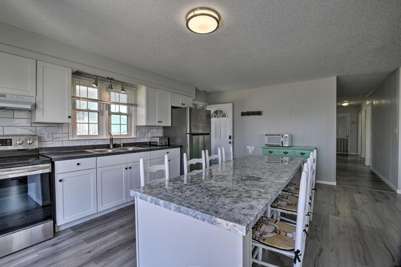 Oak Island Beach Abode With Deck Walk To Shore! 外观 照片